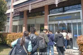 扬州市府食堂开放游客排到大门外图片