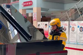 洛阳：一名外卖骑手的“钢琴梦”图片