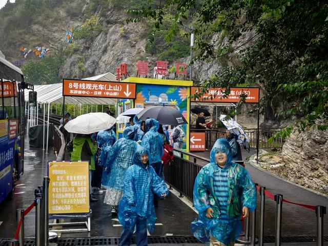 长假遇上连降雨，“看天吃饭”的景区如何破局？