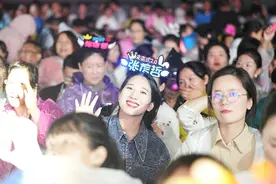 【图集】一支荧光棒上百元：线下演出火热，应援产品是“疯狂”还是过度消费？图片