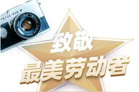 听诊器紧贴湿透工服，“这种感觉很难用语言来形容，我很感动，很心疼……”图片