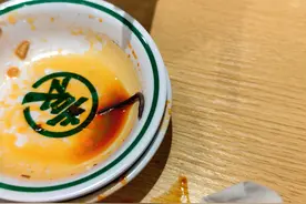 北京一男子称在袁记云饺用餐时吃出蚯蚓 多人反映有类似遭遇图片