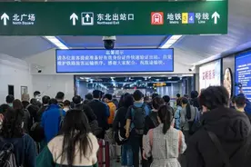 铁路上海站与地铁3、4号线无缝换乘首日，记者实地感受两分钟“丝滑”进站图片