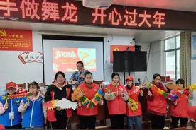 巧手制舞龙  开心过大年 通道志愿者组织学生开展趣味手工制作活动图片