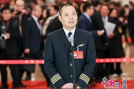 代表通道｜“英雄机长”刘传健：看着旅客下机远去的背影，心里踏实是对我最大的褒奖图片