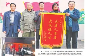 暖心！小珠山下，日照游客车陷水沟，当地群众热心救助图片