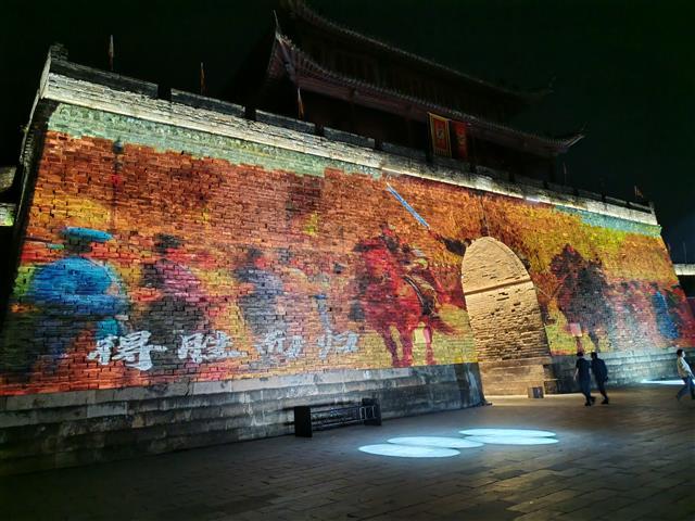 千年一城满风华 | 光影盛宴点亮夜空 国庆邀您沉浸式畅玩荆州古城