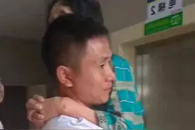 女子拍下弟弟抱着母亲在医院看病，像极了小时候妈妈抱着我们的样子，网友:你养我小我养你老，中华传统美德图片