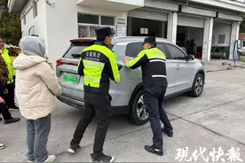 新能源车高速上电量耗尽，执法人员徒手推到服务区图片