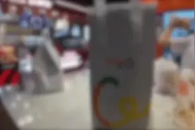 店员朝骑手泼奶茶、骂“哈士奇”，监控视频曝光图片