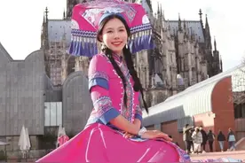 惊艳出圈！“90后”女孩穿广西民族服饰走上欧洲街头，宣传中国文化图片