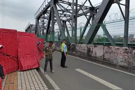 广州珠江大桥一吊机侧翻幸无人员伤亡，中铁十二局：高铁施工未受影响图片