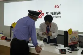 手机维修展关怀，奋斗身影映温暖图片