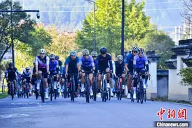 杭州桐庐公路自行车赛开赛 中外骑手感受“人在画中骑”图片