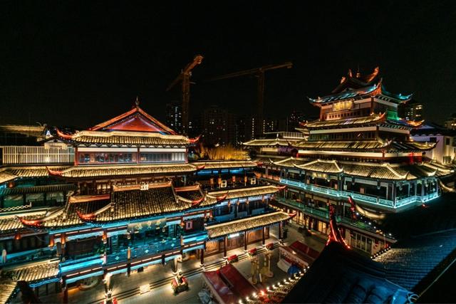 从豫园灯会到灯光秀，老城厢光影流动，编写人文新叙事