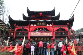 “穿越”土家婚俗！永定区龙洞湖沉浸式上演绣球招亲图片