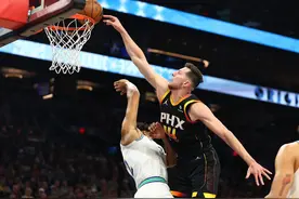 硬汉啊😤！尤班克斯谈被斯图尔特拳击：我没事儿哈 很软的一拳~图片