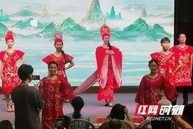 桃江：剪纸时装秀“美人”与“竹”图片