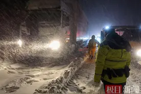 情暖荆楚|许广高速黄潭镇路段开始缓慢通行，镇里组织村民为滞留人员免费送上黄潭米粉图片