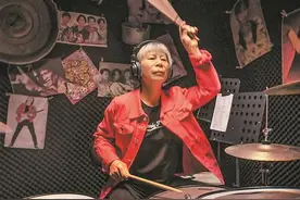 六十八岁成为“爆裂鼓手”：农民杨奶奶重燃生命激情图片