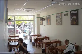 女子餐后将擦鼻涕纸扔进调味罐，疑似当事人事发当晚发视频称“心情爆爽”图片