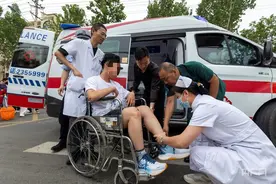 我的高考  |  山西运城救护车变送考车  助力学子圆梦图片