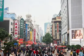 解·析丨“上海消费第一城”被反超？一城的消费市场活力究竟该怎么看？图片