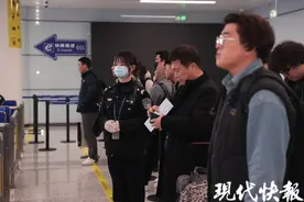 考取韩国语高级证书，盐城女辅警用韩语守国门图片