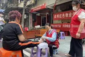 修脚、按摩，社区请来专业人士为老人送上“专享服务”图片