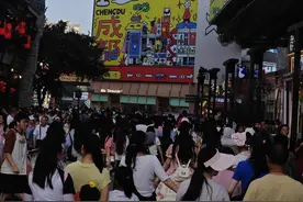 三条步行街的对话②丨成都春熙路：不断“上新”的城市会客厅，晚11点餐馆还排队41桌图片