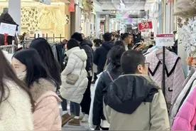 人从众……卖疯了！杭州这些地方大排长龙，有人一口气带走七八件图片