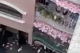 广东广宁一住户从楼上撒钱，当地：家庭琐事导致，没有人哄抢图片