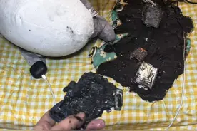 小米充电宝突然冒烟爆炸烧焦手机等物品？用户要求召回同批次隐患产品！小米客服回应图片