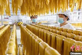 （乡村行·看振兴）江西吉水乡贤返乡创业 深挖腐竹产业致富经图片