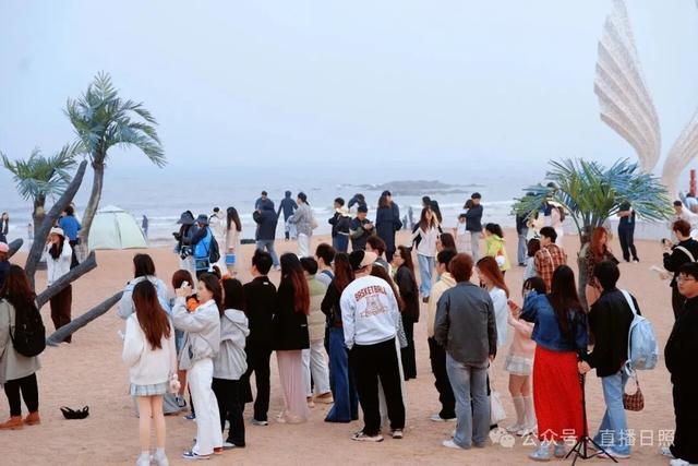 不出所料！这个假期，日照这里又排起了长队……