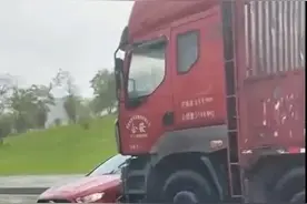 “小轿车被大货车推行超1公里”，女司机撞车自救！图片