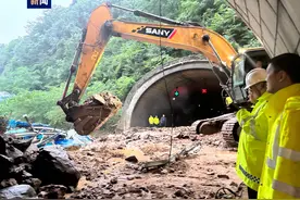 强降雨导致陕西多条过境高速塌方 目前已有部分抢通图片