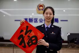 “打飞的”送女孩回家！网友：这女警不就是替同学挡刀的那个吗？图片