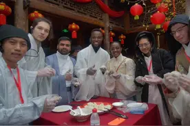 “汉服博导”与留学生在“春节发源地”过腊八节图片