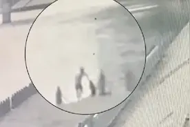 事发张家界！小伙跳河8分钟救起轻生女子，女子母亲下跪感谢图片