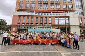 “520”还是“世界蜜蜂日”，全球70%农作物依赖蜜蜂等昆虫繁殖图片