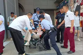 女大学生在地铁站台晕倒，武汉轨道公安紧急救助图片