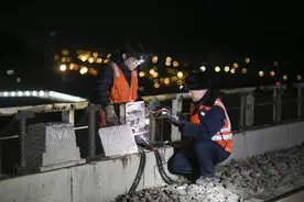 新华全媒+丨春运“守夜人”图片