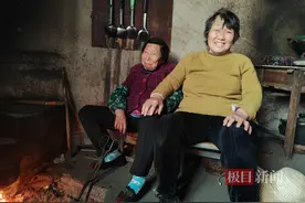 每顿只吃半份饱，湖北阳新105岁老人生活多姿多彩：每天刷抖音、有空打骨牌图片