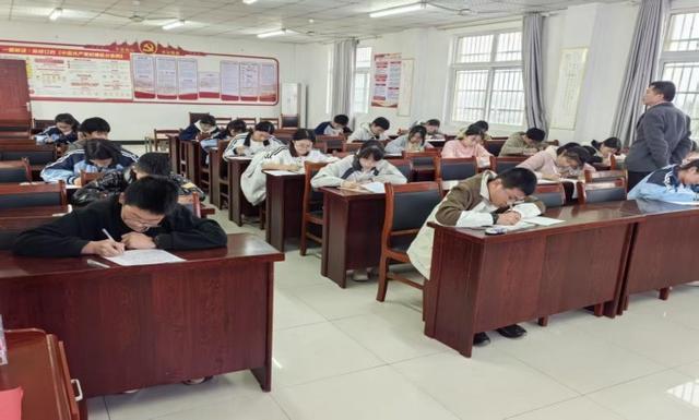 当笔墨邂逅人工智能：怀宁县凉亭初中成功举办首届创新作文大赛