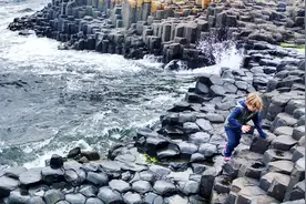 游客猛塞硬币　英国知名景观受威胁图片