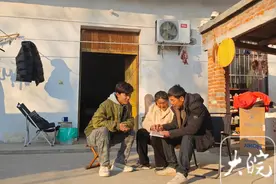 陪爸爸“听”第一个春节图片