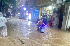 广州普降暴雨致“水浸街”，番禺区有店铺积水近一米深图片