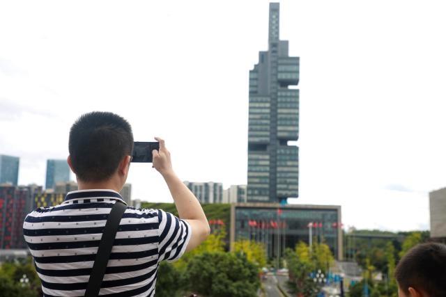 观山湖国庆首日人气爆棚：省博排长队，阿云朵仓碰杯声不断