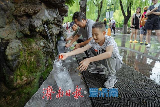一年四季 泉在济南丨雨后黑虎泉畔，市民取水赏景尽享清凉